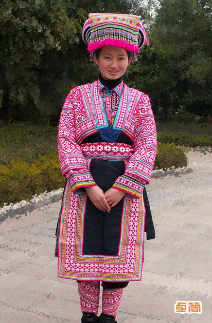 传统织锦绣花妇女苗族服饰定制