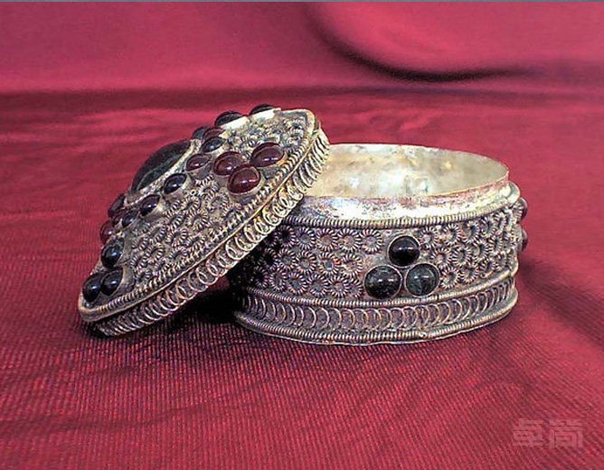 藏族镶珠银盒