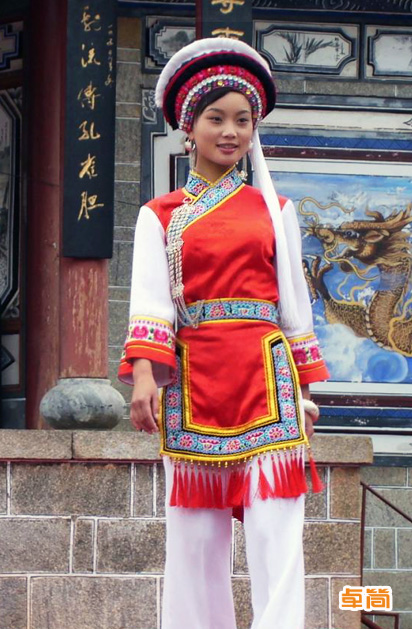 右衽开襟九分宽袖白族服饰定制
