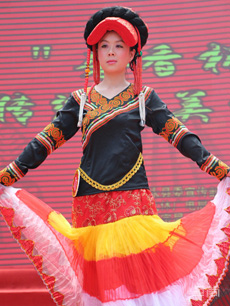 女式無(wú)領(lǐng)右衽彝族服飾定制