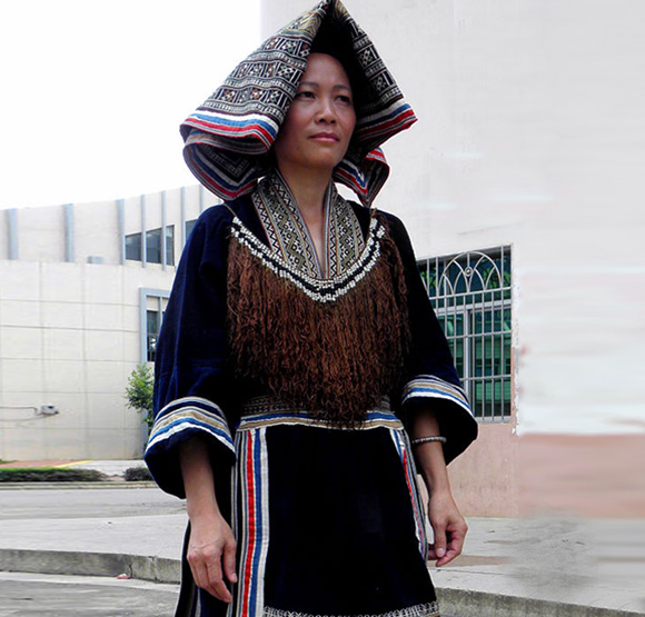 女式无领开襟瑶族服饰