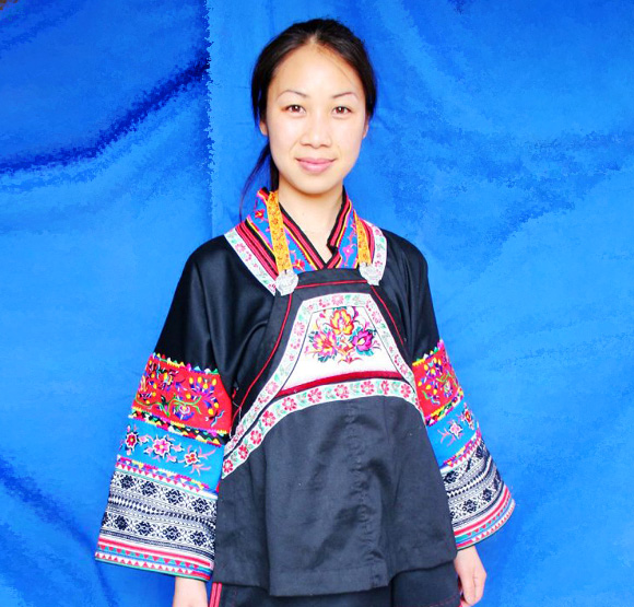 彩虹式花襟畲族服饰