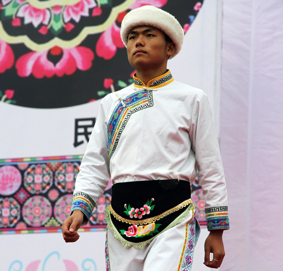 白色麻布长衫羌族服饰