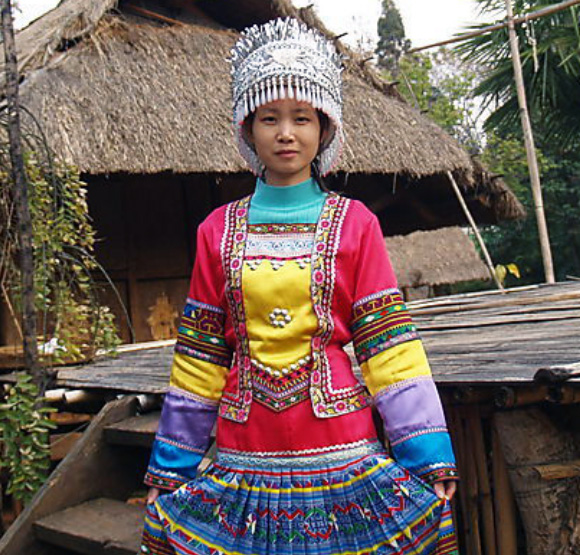 长袖多彩拼接傣族女子服饰