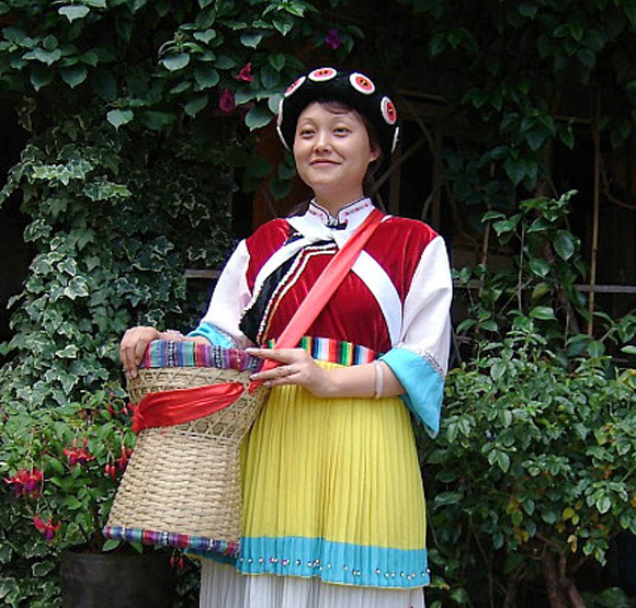 右衽开襟宽袖纳西族服饰