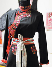 畲族服饰：在传统与现代中典雅绽放