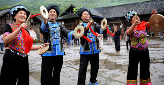 五色斑斓的土家族服饰