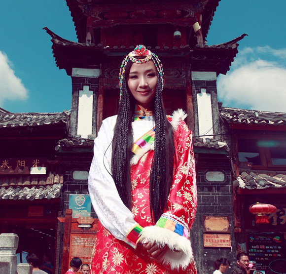 女款红色藏族服饰