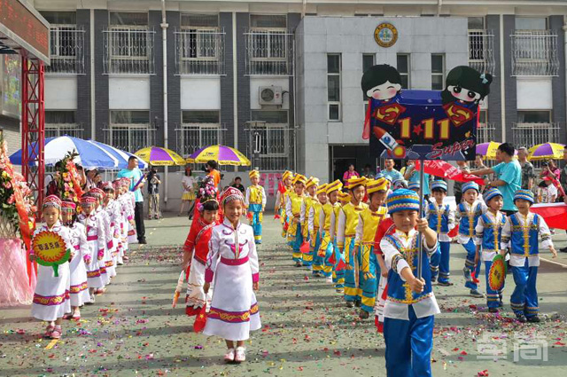 卓简为北京黄城根小学提供儿童民族服饰！